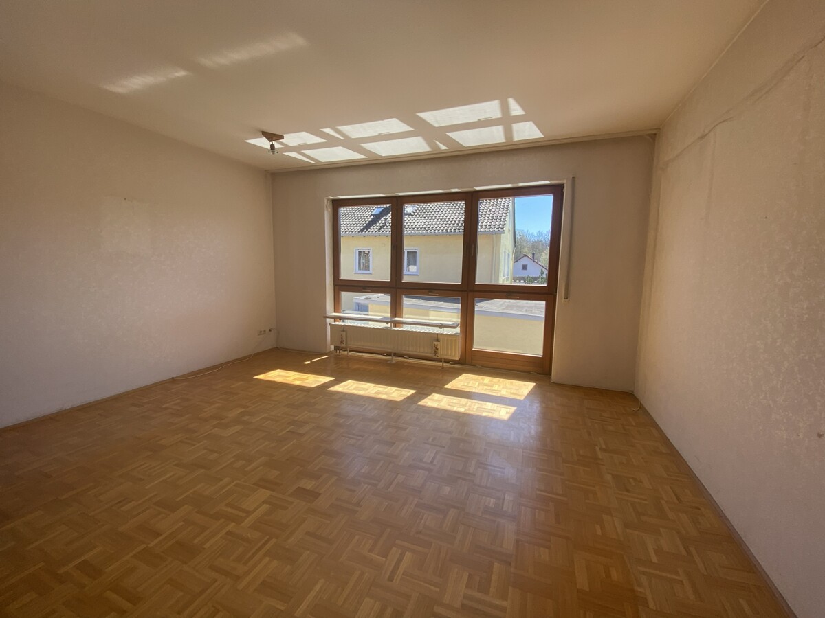 Gepflegte 4-Zimmer-Wohnung mit Tiefgaragenstellplatz in Sendelbach